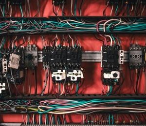 Actuación en emergencias y evacuación en las operaciones auxiliares de montaje y mantenimiento de equipos eléctricos y electrónicos