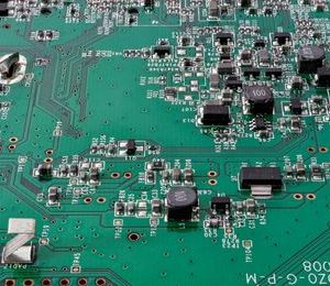 Elementos y componentes para el montaje y ensamblado de equipos eléctricos y electrónicos
