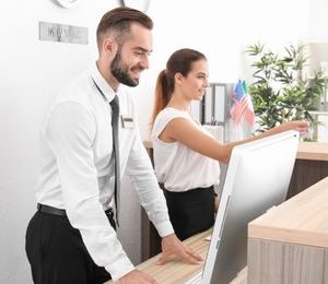 La función de integración de personal en los departamentos de pisos y recepción