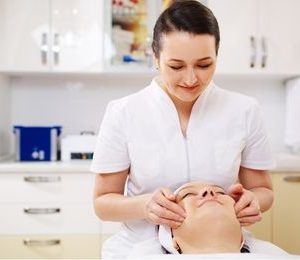 Técnica de decoloración del vello facial y corporal